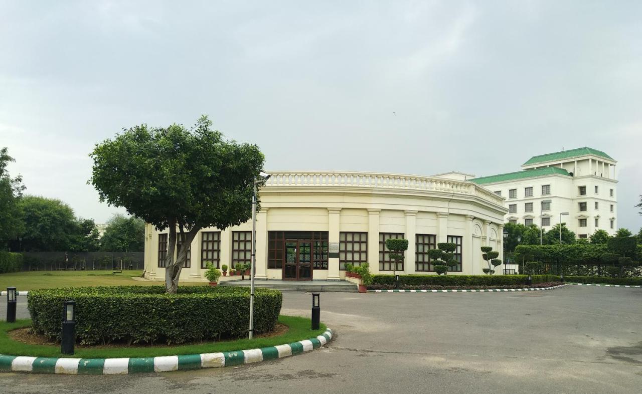 Dlf Club 3 Otel Gurgaon Dış mekan fotoğraf